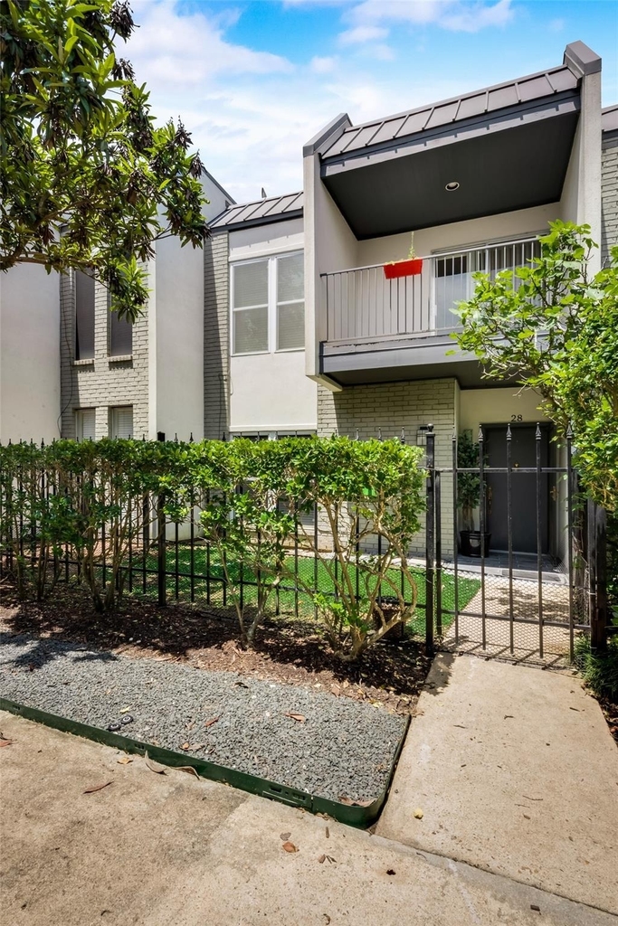 1300 Augusta Drive - Photo 2