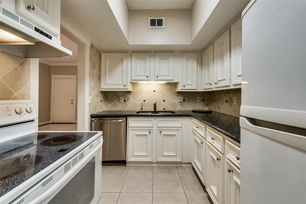 1300 Augusta Drive - Photo 7