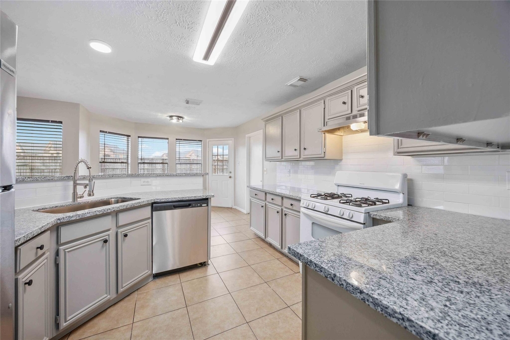 16710 Cheshire Place Drive - Photo 11
