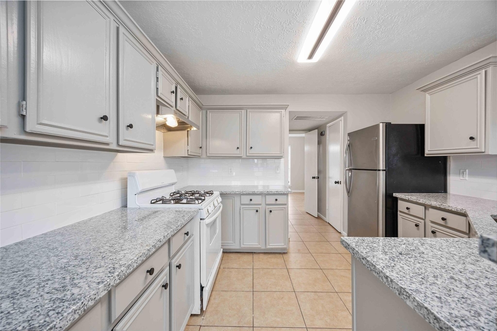 16710 Cheshire Place Drive - Photo 10