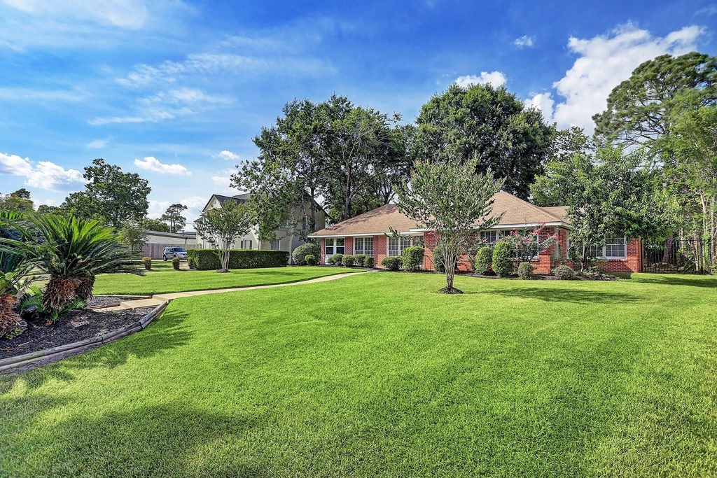 3709 Parkwood Drive - Photo 2