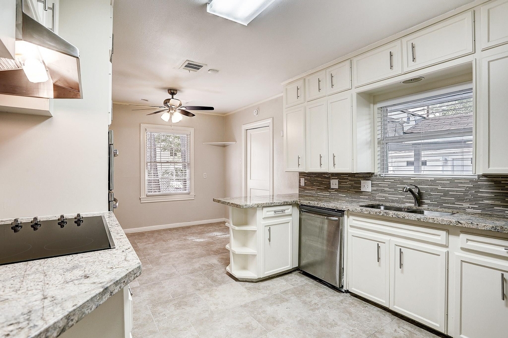 3709 Parkwood Drive - Photo 5