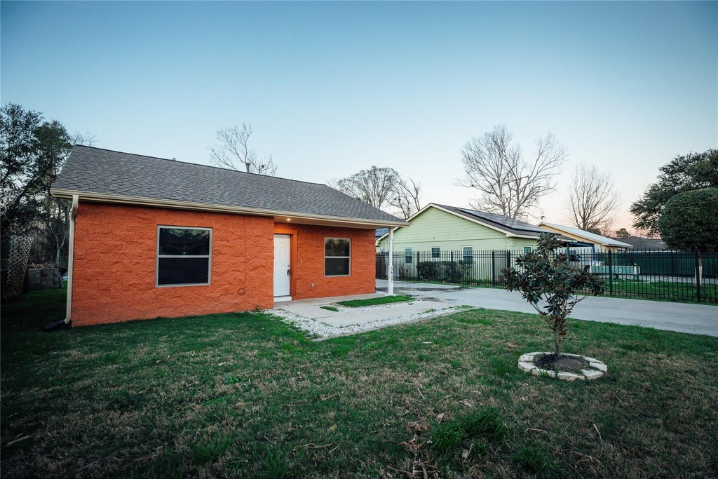 5617 Schutz Street - Photo 2