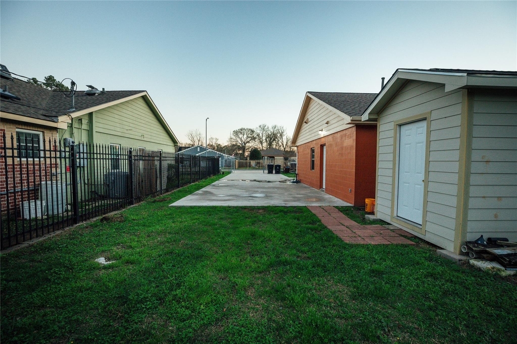 5617 Schutz Street - Photo 3