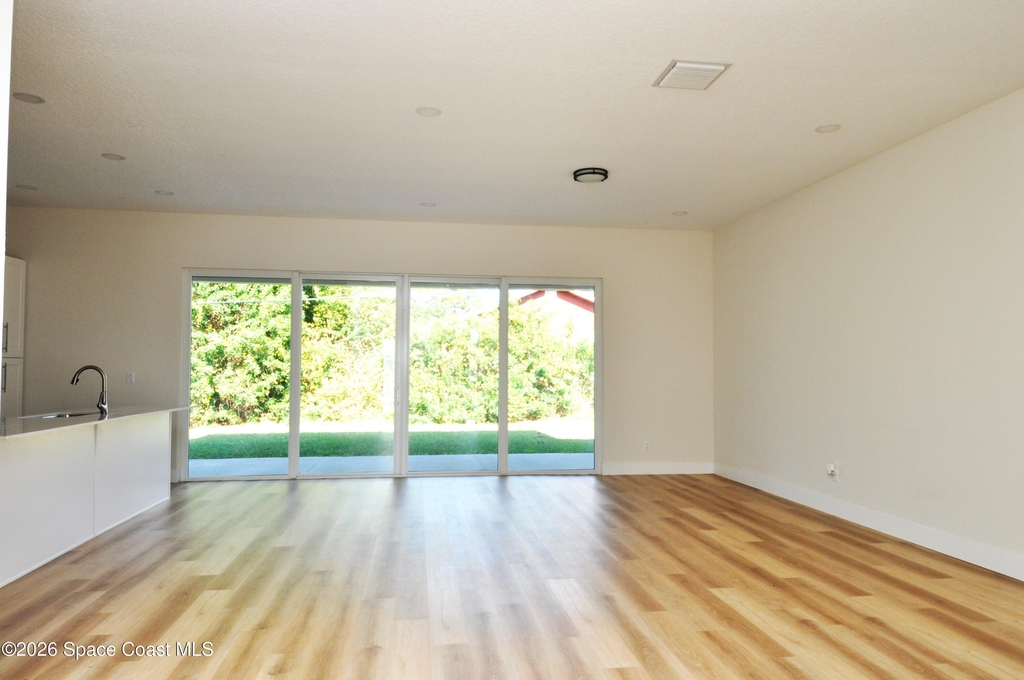 1043 Walden Boulevard Se - Photo 6