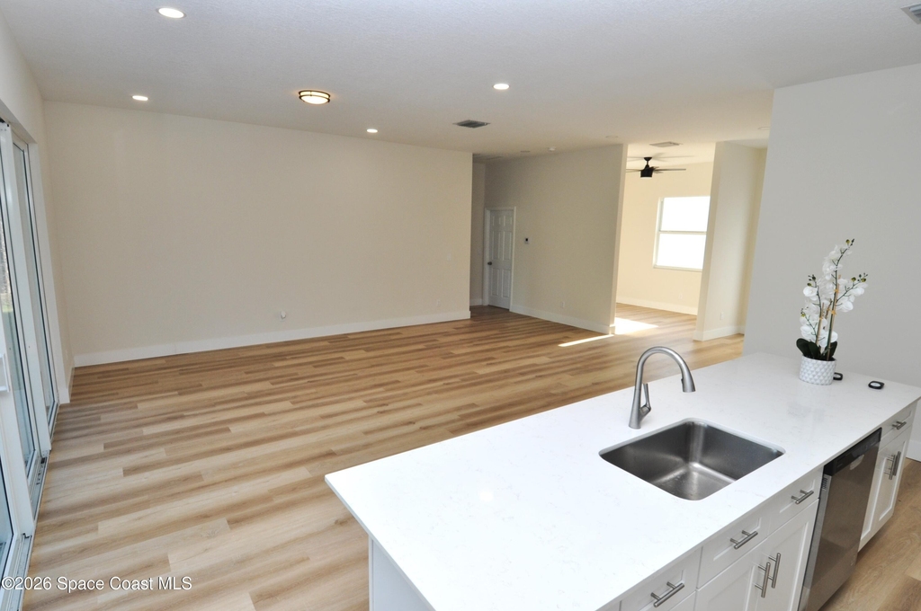 1043 Walden Boulevard Se - Photo 8