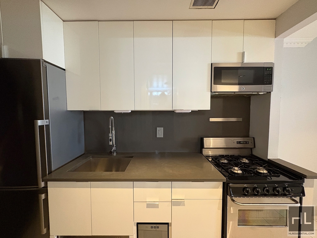 East 11th Street - Photo 3