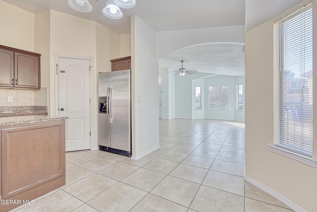 14325 Woods Point Avenue - Photo 8