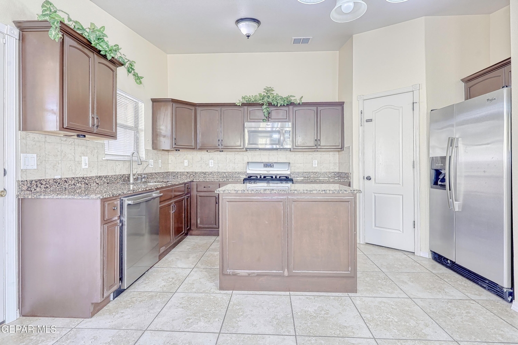 14325 Woods Point Avenue - Photo 9
