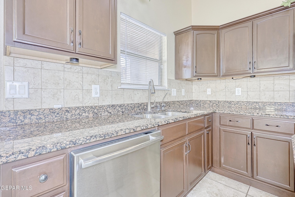 14325 Woods Point Avenue - Photo 11