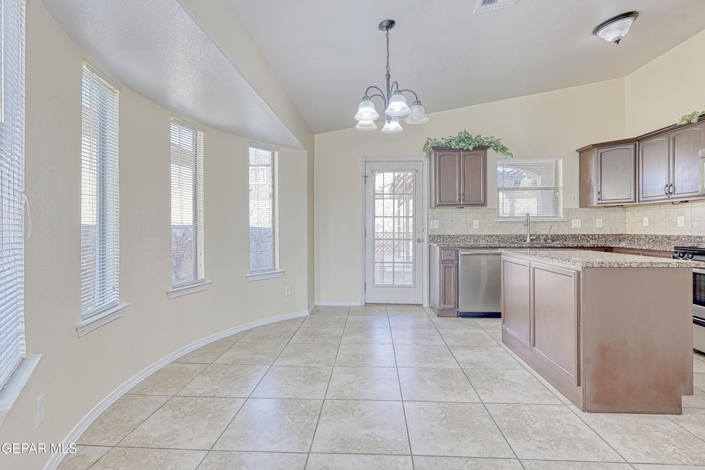 14325 Woods Point Avenue - Photo 7