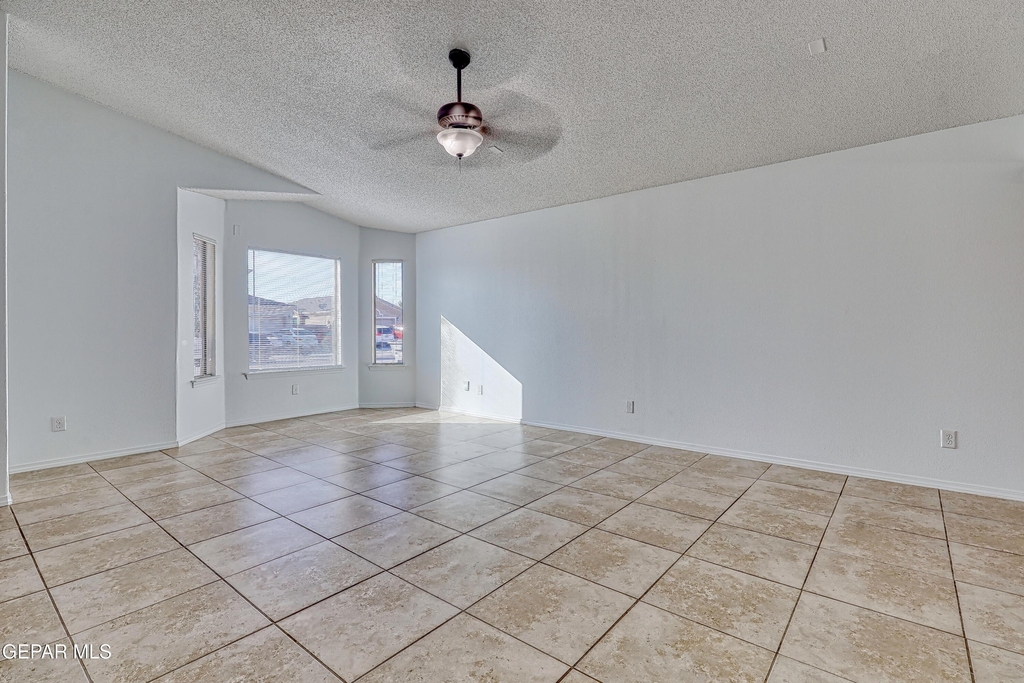 14325 Woods Point Avenue - Photo 6