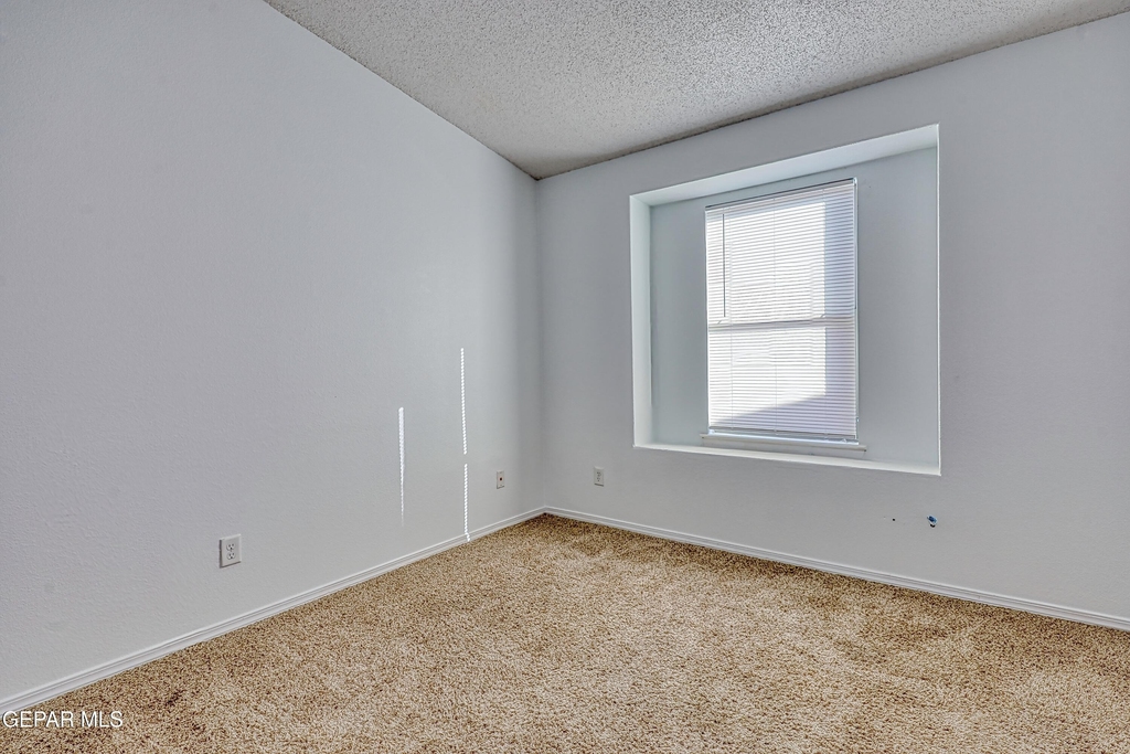 14325 Woods Point Avenue - Photo 16