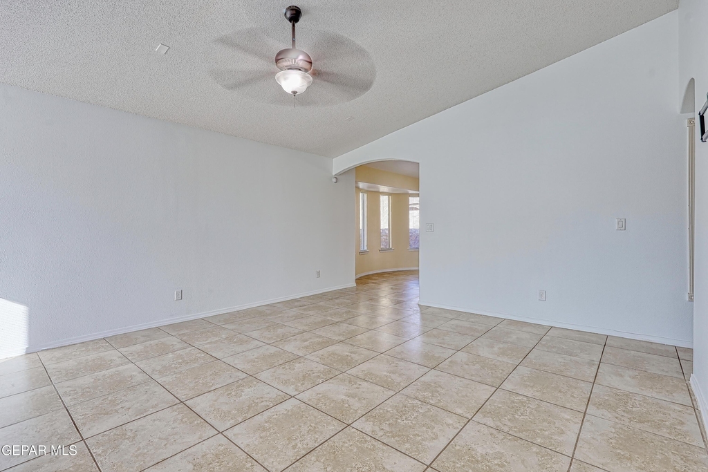 14325 Woods Point Avenue - Photo 3