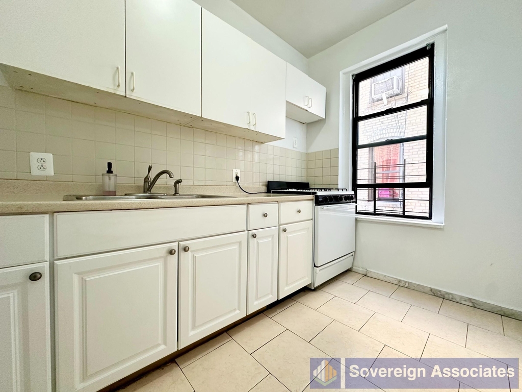 1845 Hobart Ave - Photo 4