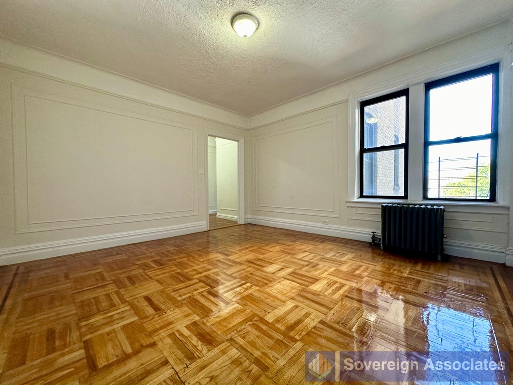 1845 Hobart Ave - Photo 2