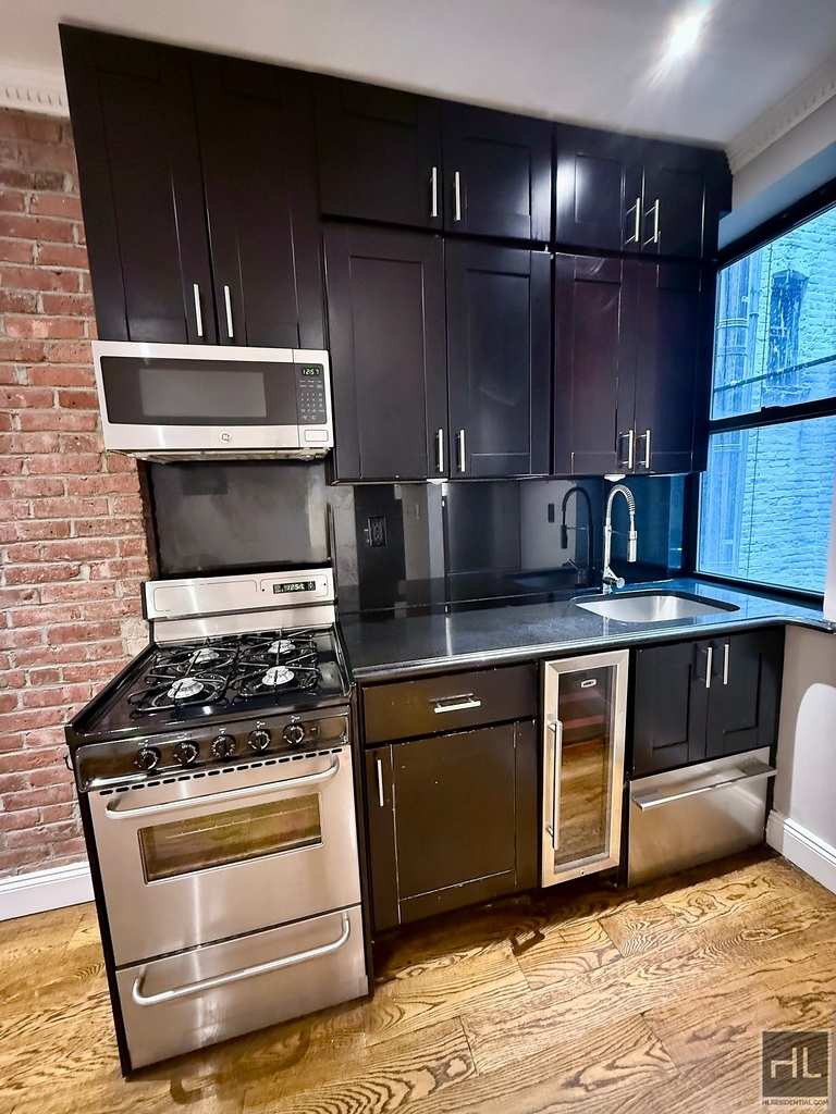 West 52 Street - Photo 1