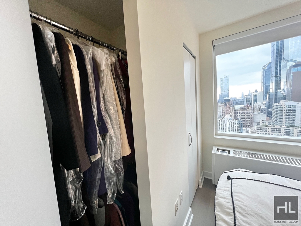 West 42nd Street - Photo 4