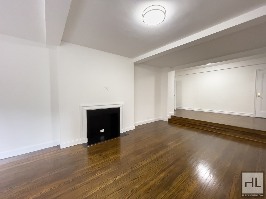 Fifth Avenue - Photo 1