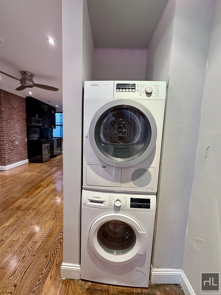 West 52 Street - Photo 4