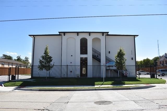 1514 E 15th Street - Photo 2