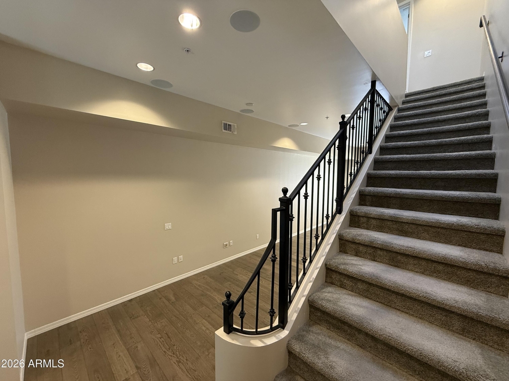421 W 6th Street - Photo 9