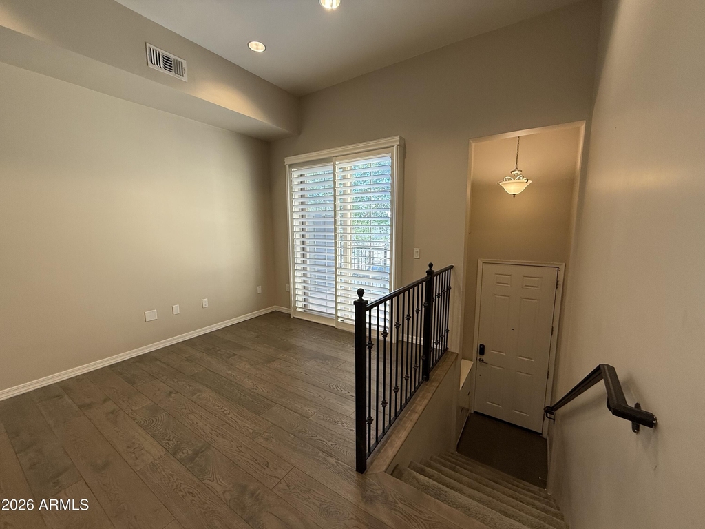 421 W 6th Street - Photo 3