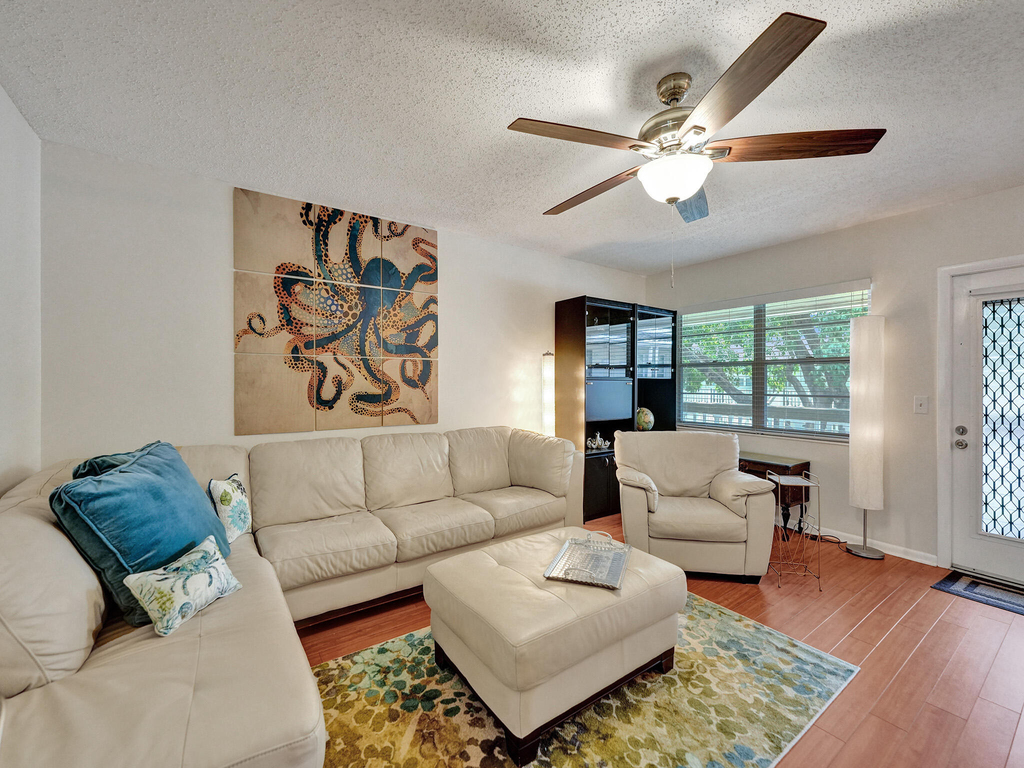 232 Farnham J - Photo 3