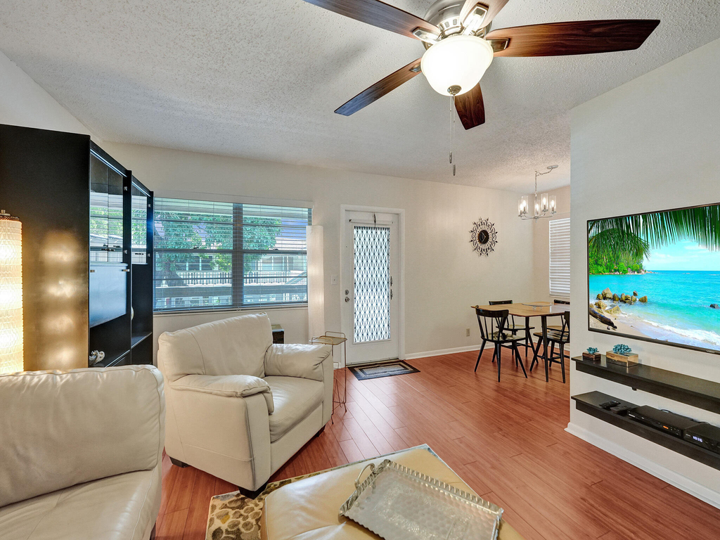 232 Farnham J - Photo 2