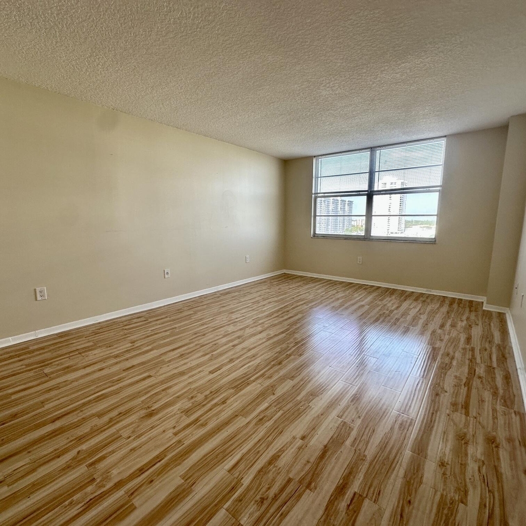 2851 Ne 183rd Street - Photo 3