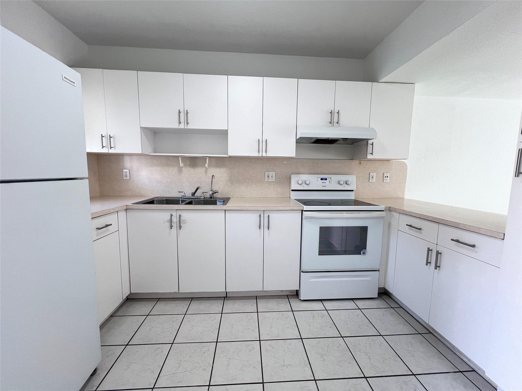 519 W 68th Street - Photo 1
