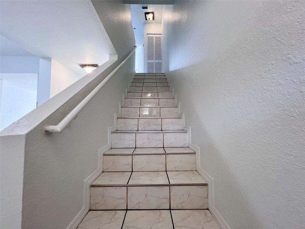 519 W 68th Street - Photo 7