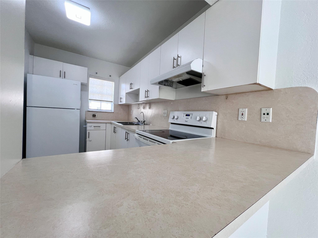 519 W 68th Street - Photo 3