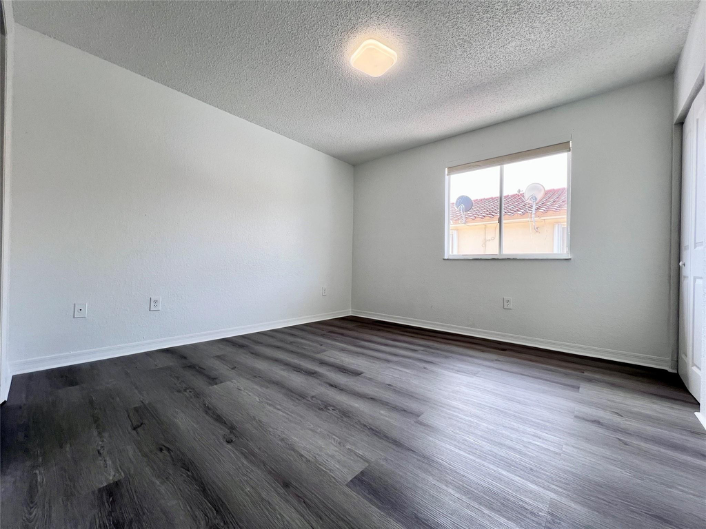 519 W 68th Street - Photo 9