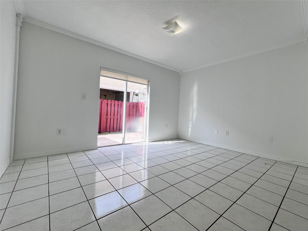 519 W 68th Street - Photo 5
