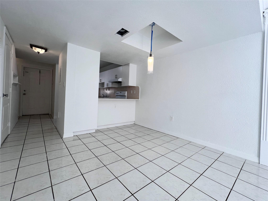 519 W 68th Street - Photo 4