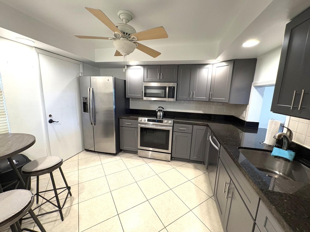640 Tennis Club Drive - Photo 2
