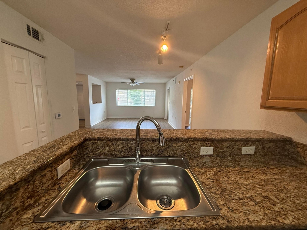 231 Sw Palm Drive - Photo 4