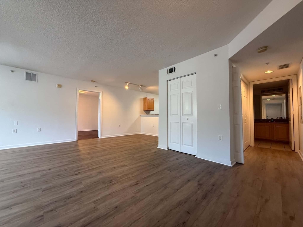 231 Sw Palm Drive - Photo 0