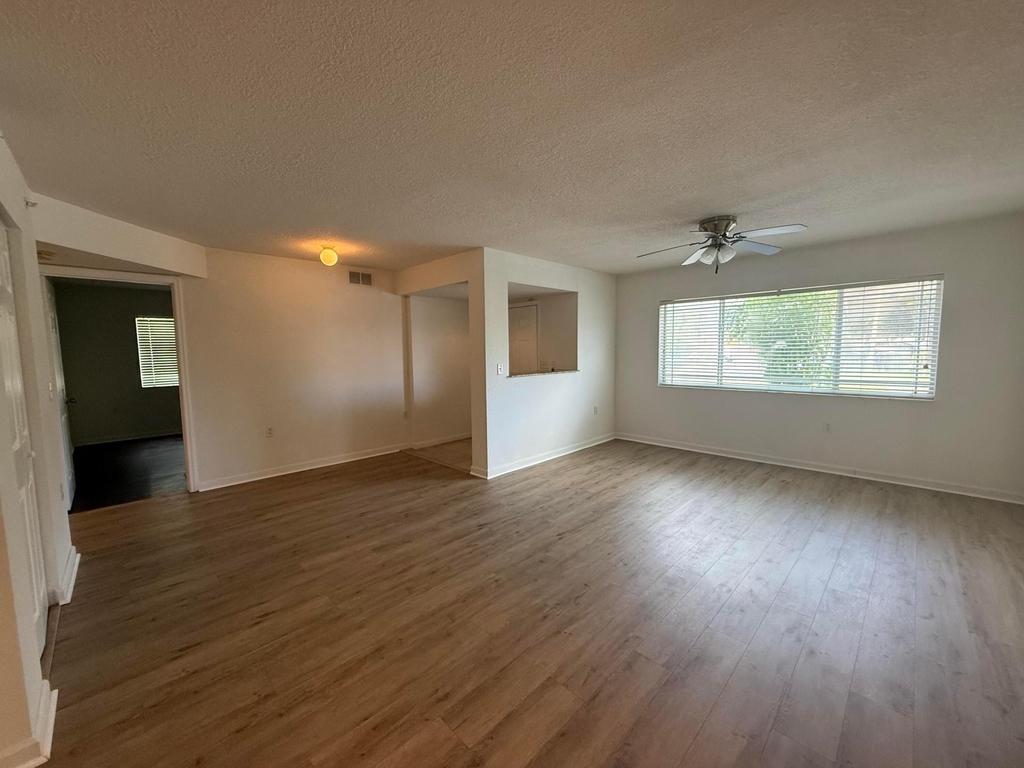 231 Sw Palm Drive - Photo 2