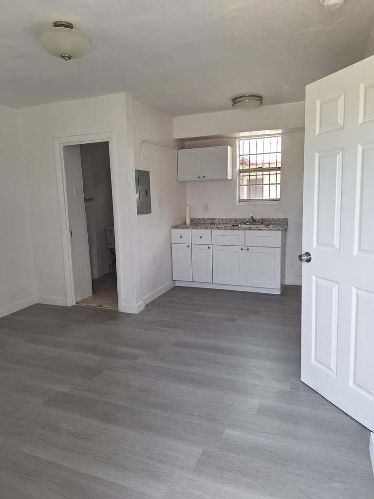 3007 Nw 59th Street - Photo 0