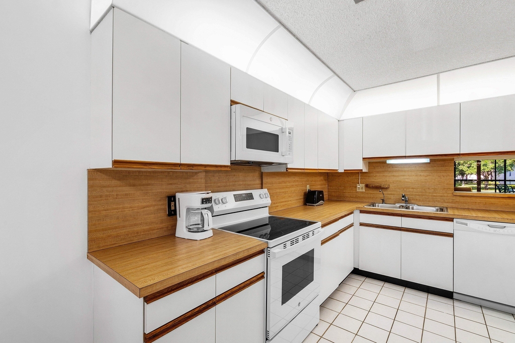 10137 Mangrove Drive - Photo 8