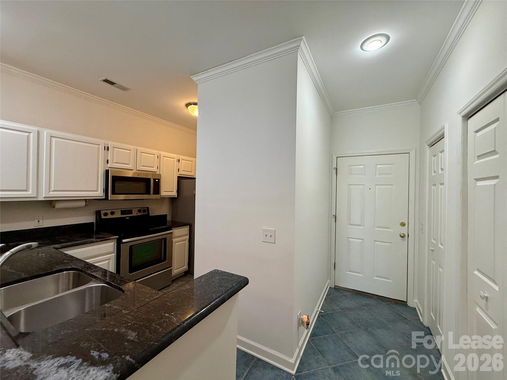 18009 Kings Point Drive - Photo 4