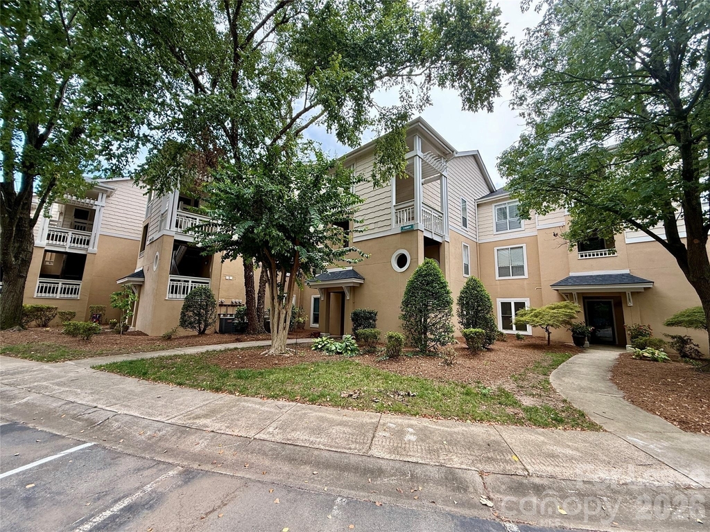 18009 Kings Point Drive - Photo 2
