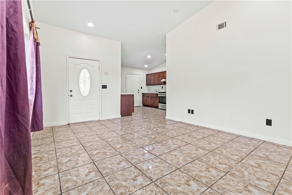 10127 Finch Ave - Photo 2
