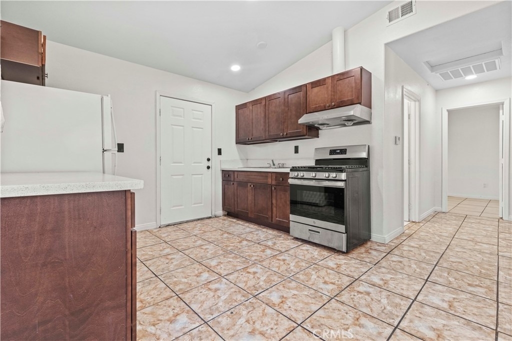 10127 Finch Ave - Photo 4