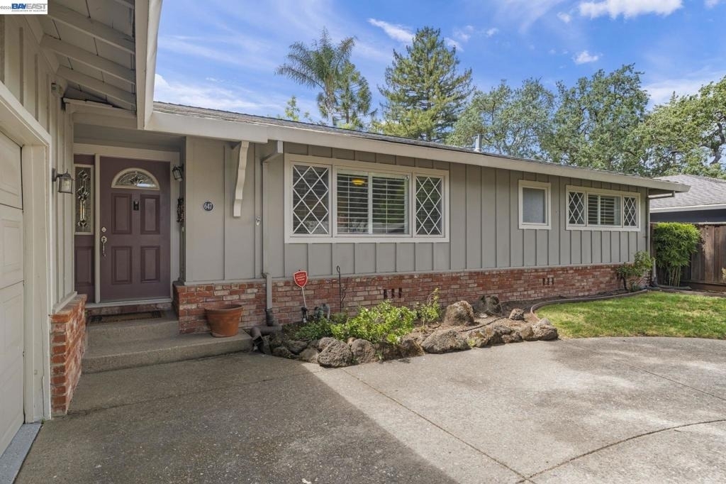 647 Bonita Ave - Photo 0