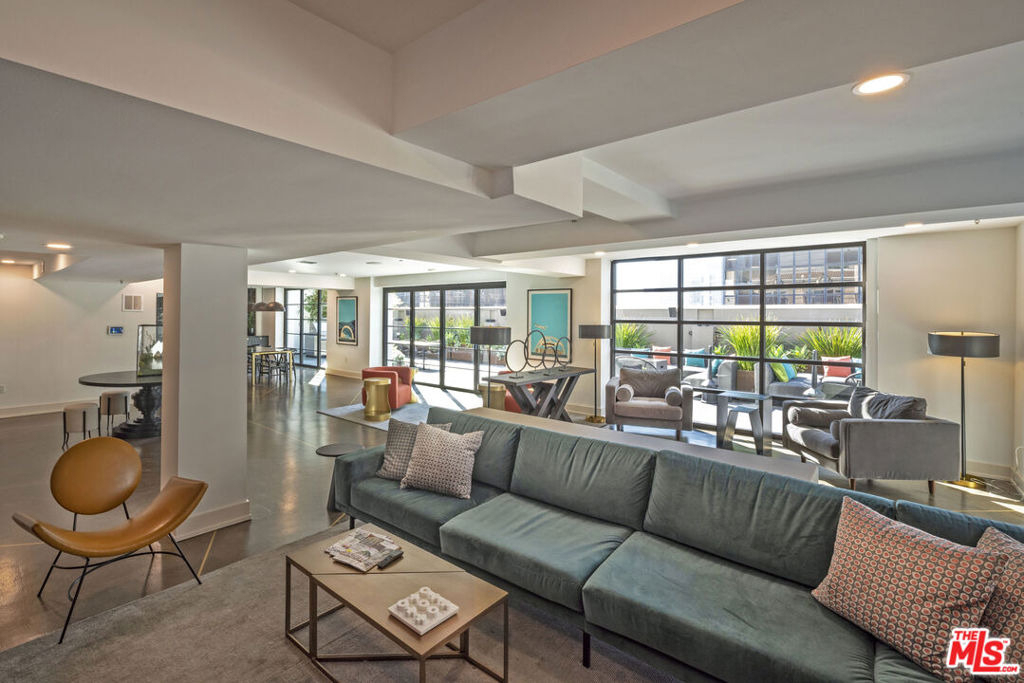 727 W 7th Street - Photo 13