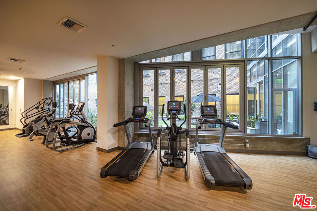 727 W 7th Street - Photo 16