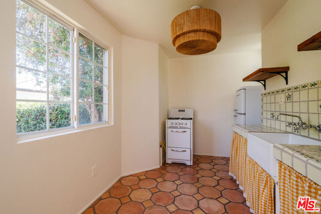 2735 Clyde Avenue - Photo 45